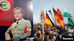 Germaniýanyň "Pegida" ady bilen tanalýan anti-migrant hereketiniň tarapdarlary.