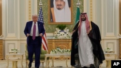 Donald Tramp və Məhəmməd bin Salman Ər-Riyaddakı Kral Sarayında imzalanma mərasimi zamanı
