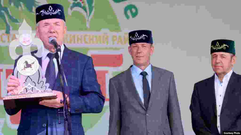 Бөтендөнья татар конгрессы башкарма комитеты рәисе Ринат Закиров авыл Сабантуе символын Пенза вәкилләренә тапшыра