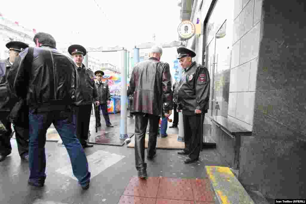 Праздник Москвы в "день тишины". На Тверской в центр можно было пройти только через рамки металлодетекторов