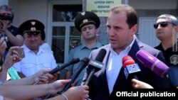 ՀՀ պաշտպանության նախարար Դավիթ Տոնոյանը պատասխանում է լրագրողների հարցերին, արխիվ 