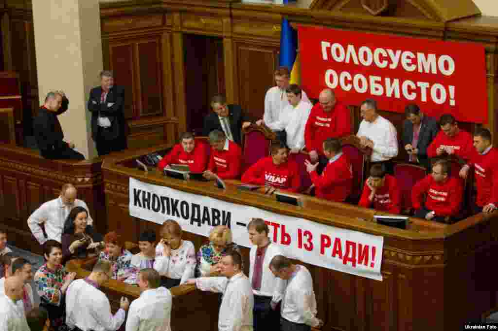 УДАР, «Батьківщина» і «Свобода» продовжують блокувати президію і трибуну Верховної Ради, Київ, 19 лютого 2013 року