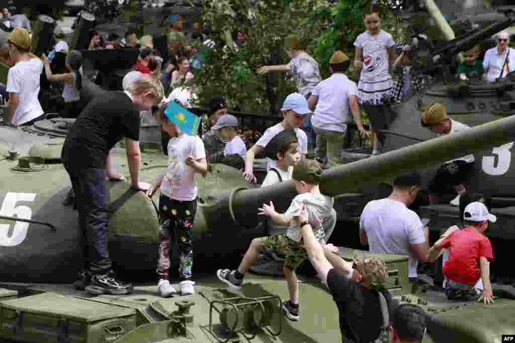Алматыда қойылған әскери танкінің маңайында ойнап жүрген балалар.