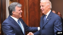 Президент Турции Абдулла Гюль (слева) и Джо Байден, Анкара, 2 декабря 2011