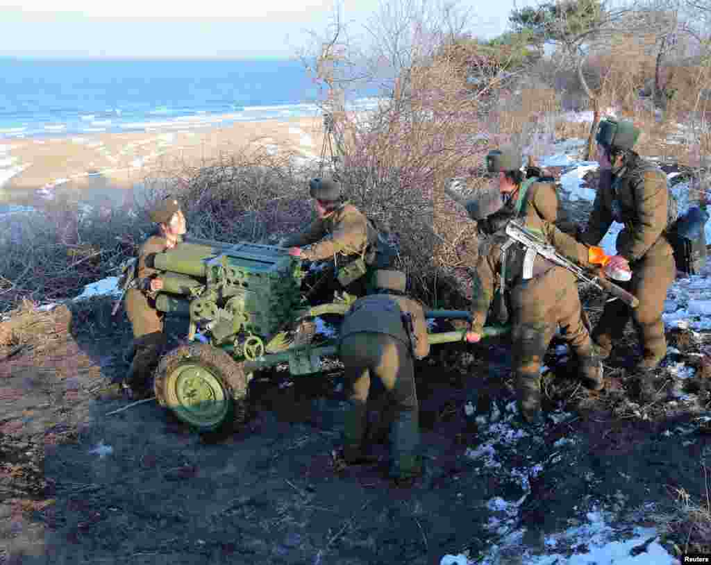 Женщины-военнослужащие на десантных учениях 25 марта 2013 г.