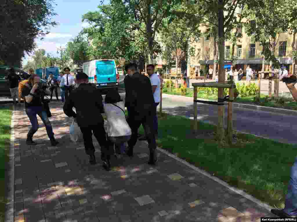 Прокуратура Казахстана 13 июня распространила предупреждение о том, что за участие в несанкционированных акциях предусмотрена административная ответственность. 