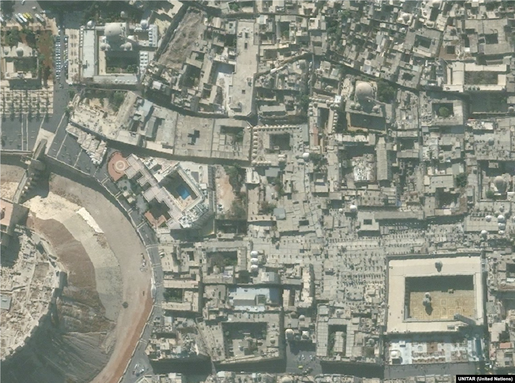 Алеппо, старый город 2010-2014 Историческая часть старого города Алеппо разрушена, в том числе Великая мечеть Омейядов (в нижнем правом углу).