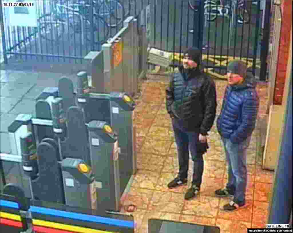 Күдіктілер Солсбери теміржол вокзалында Лондонға кететін пойызды күтіп тұр. Сенбі, 3 наурыз, 16:11. 