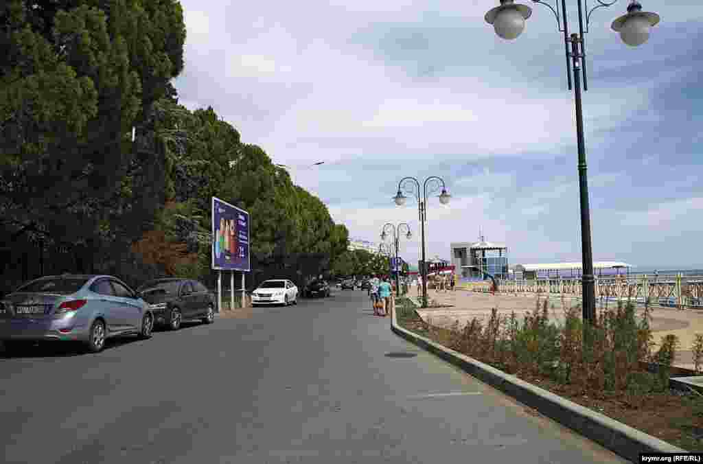 Ограничения для автомобилистов работают не только в городской черте – инспекторы нынешнего министерства экологии и природных ресурсов Крыма летом начали штрафовать автомобилистов за стоянку на побережье Черного моря