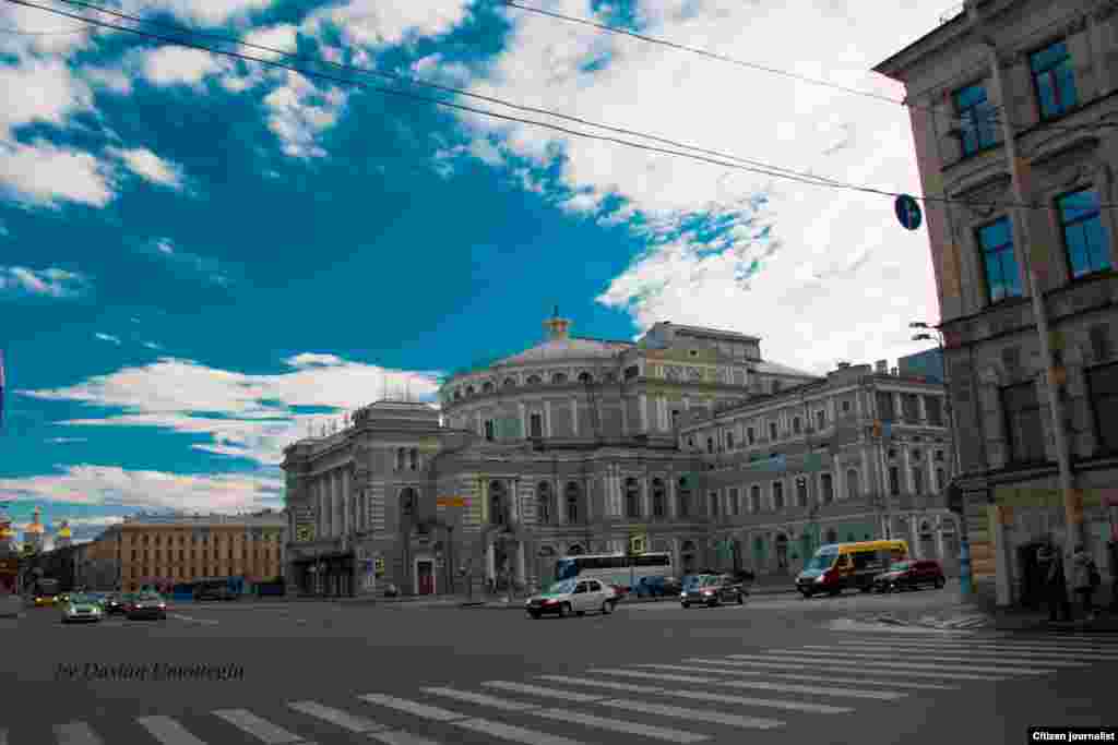 Шаар тарыхый имараттары, өзгөчө түнү менен туристтерди өзүнө тартат.