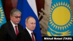 Президент Казахстана Касым-Жомарт Токаев (слева) и президент России Владимир Путин во время совместной пресс-конференции после встречи в Кремле. 3 апреля 2019 года