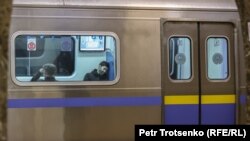 Олмаота метросидаги йўловчилар