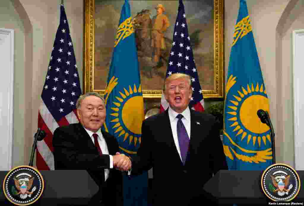 Назарбаев пен Трамп Ақ үйдегі Рузвельт бөлмесінде қол алысып тұр. Сөз соңында Назарбаев Трампқа "Сізді тоғызыншы немереңіздің өмірге келуімен құттықтаймын. Ал былтыр менің оныншы немерем өмірге келді" деп әзілдеді. Вашингтон, 16 қаңтар 2018 жыл. 