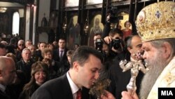 Nikola Gruevski ljubi krst iz ruku patrijarha MPC 