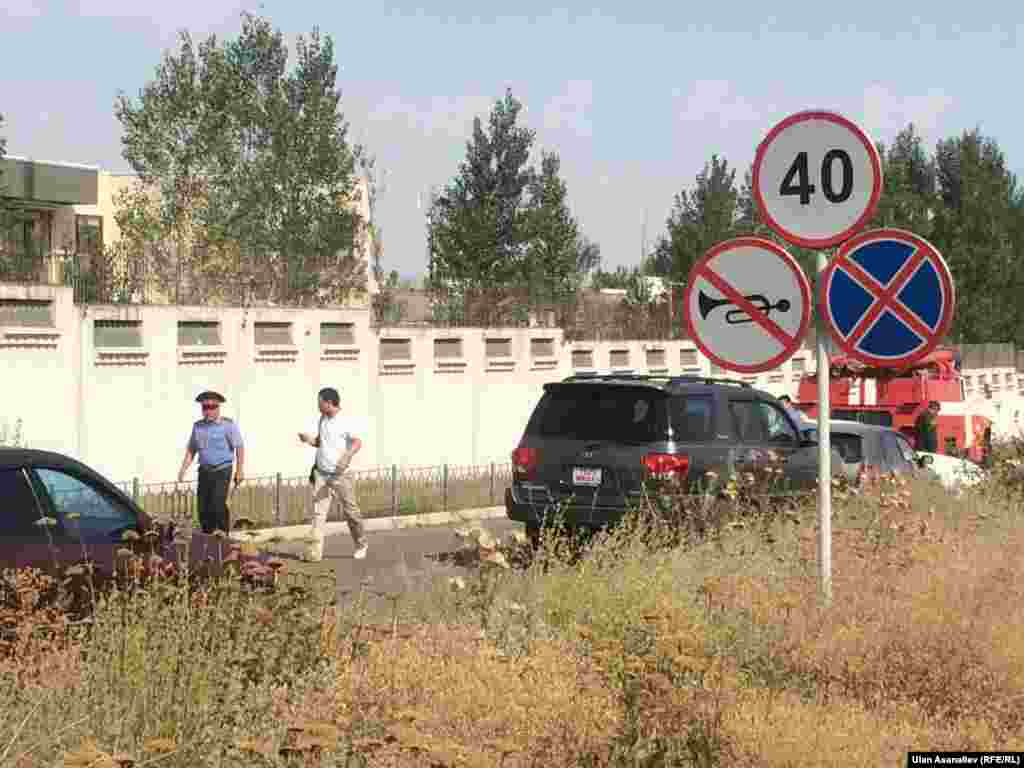 Алғашқы ақпараттарға қарағанда елшіліктің батыс қапталындағы брондалған қақпаны жанкешті көлікпен қиратып кіріп, жарылғыш құрылғыны іске қосқан. 