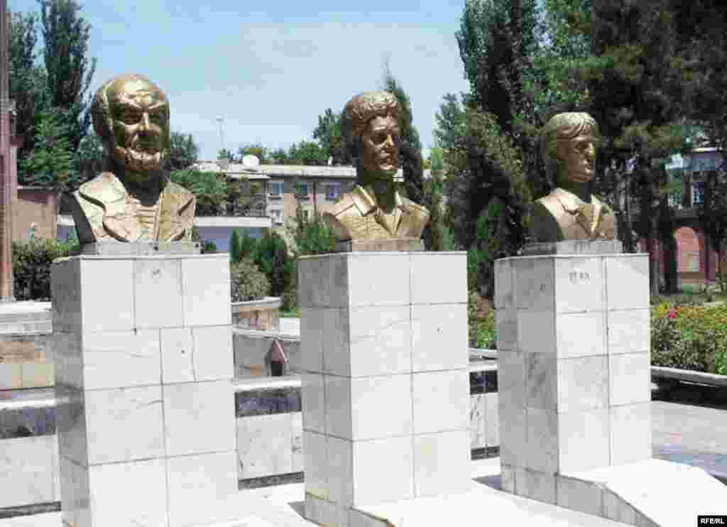 Пайкараҳои роҳбарони гурӯҳҳои ҷангӣ дар давоми ҷанги шаҳрвандӣ (1992-1997) дар шаҳри Қӯрғонтеппа. Акс соли 2009 гирифта шудааст.