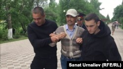 Задержание 43-летнего бывшего полицейского Альбека Ергазиева после его протеста против своего увольнения. Уральск, 31 мая 2018 года.