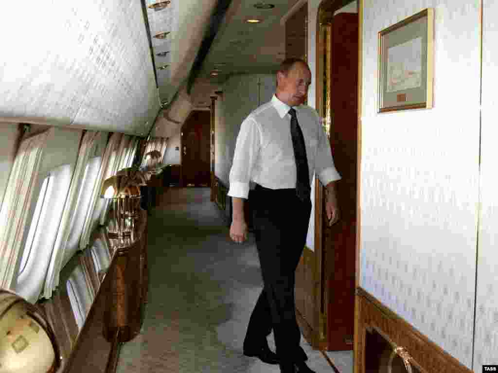 Путин дар дохили ҳавопаймои президентӣ. 