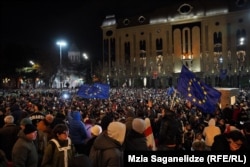 28-nji noýabrda portestçiler Tbiliside parlament binasynyň daşynda demonstrasiýa geçirýärler.
