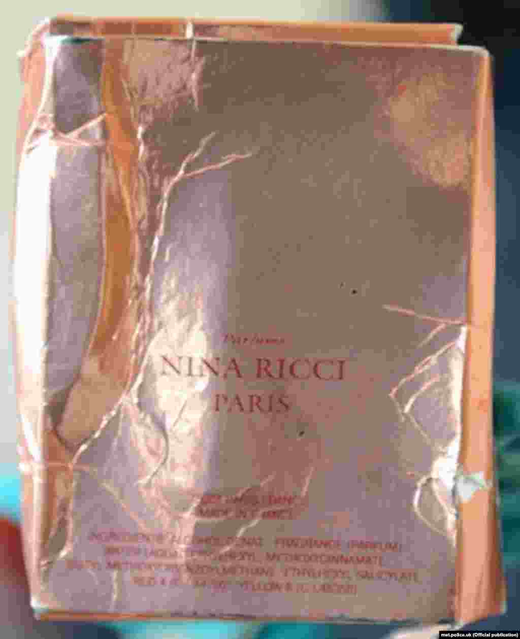 Чарли Роули тауып алған Nina Ricci Premier Jour деген жазуы бар қорап. Полиция құтының наурыздан маусымға дейін қайда боғанын әлі анықтай алмаған. Сол себепті ресейлік екі күдіктіге Стерджесті өлтірді деген айып әзірше тағылмаған.