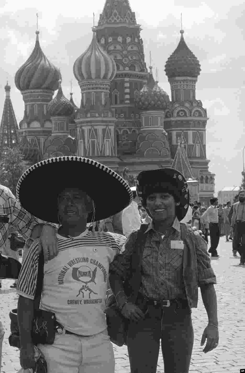 Жители Нью-Йорка Максим и Фрида Сира перед собором Василия Блаженного в центре Москвы. Пара отправилась в Советский Союз, чтобы посетить Игры. 