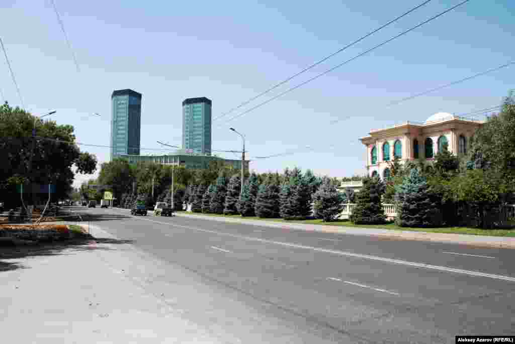 Через месяц после смерти Каныша Сатпаева Университетскую улицу в Алматы переименовали в улицу имени Сатпаева. На фото – участок этой улицы в районе Государственного музея искусств имени Абылхана Кастеева. Улицы, названные в честь Каныша Сатпаева, есть как минимум в 13 городах и поселках Казахстана. В Атырау – это центральная улица. В год 120-летия со дня рождения Каныша Сатпаева ее едва не переименовали по решению городского маслихата, когда представители исполнительной и законодательной власти приступили к воплощению предложения президента Казахстана Касым-Жомарта Токаева о переименовании центральных улиц областных центров в честь Нурсултана Назарбаева. Но Республиканская ономастическая комиссия не утвердила переименование в Атырау. 