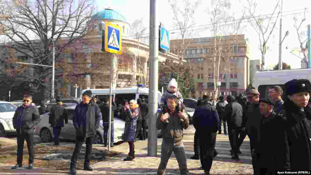 Люди у офиса партии «Нур Отан» в Алматы.