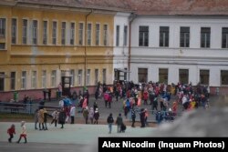 Potrivit Ministerului Educației, în România sunt 18.435 de școli, dintre care 11.867 în mediul rural. Multe dintre ele au terenuri de sport generoase. (Imagine generică)