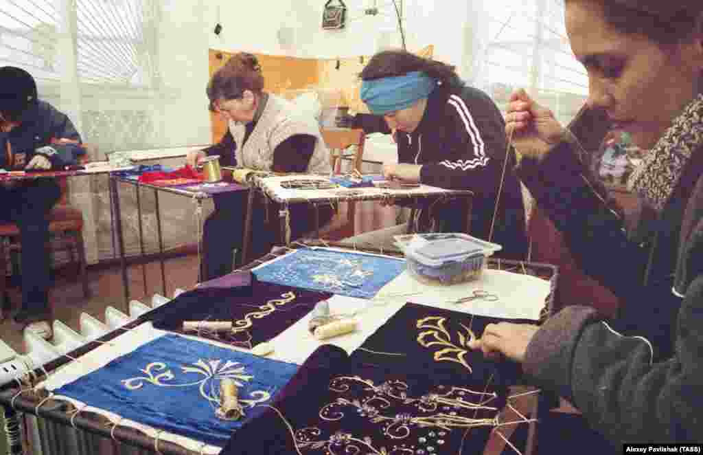 Етничките Татарки шијат текстилни предмети со шари на орнек на Крим во 2004 година. Орнек е систем на уметничка симболика што се користи во везот, ткаењето, керамиката, гравирањето, накитот, резба на дрво, како и стаклото и ѕидното сликарство.
