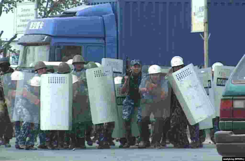 22-июнда Баткен шаарында митингге чыккан жергиликтүү тургундардын тобу түштөн кийин Тажикстандын 8 жаранын барымтага алышты.