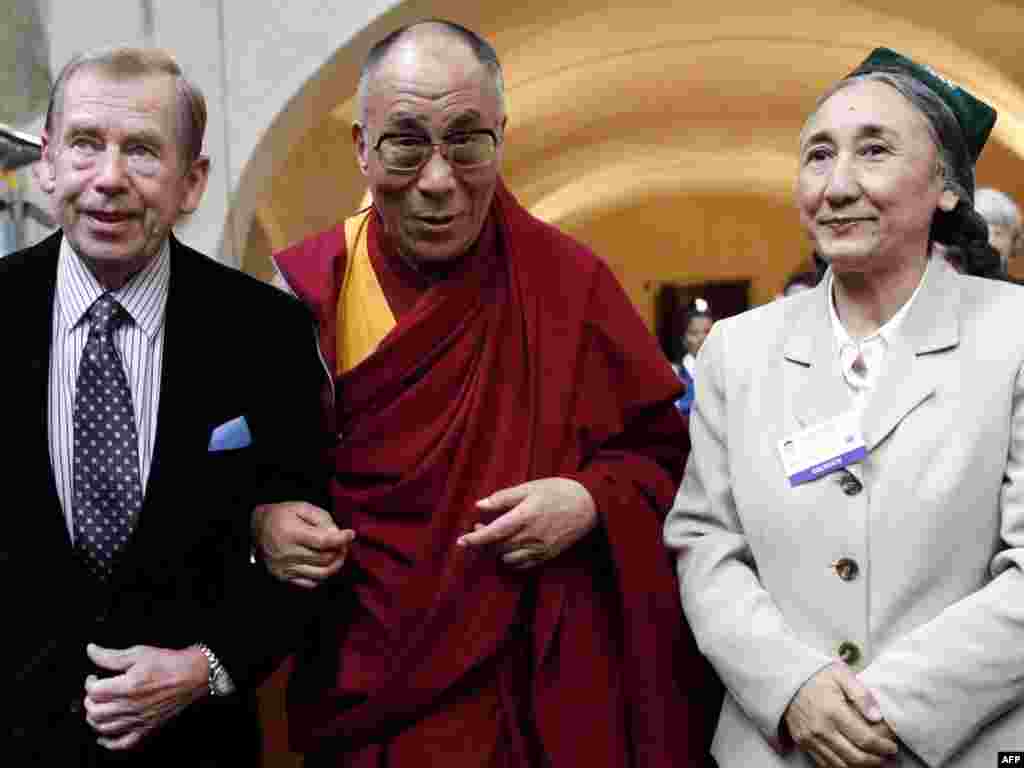 2009-cu ilin sentyabrı. Keçmiş prezident Havel Tibetin mənəvi lideri Dalai Lama (mərkəzdə) və Dünya Uyğur Konqresinin rəhbəri Rebiya Kadeer ilə Praqada keçirilən bir beynəlxalq konfransda görüşür.