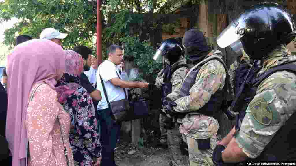 7 липня. Співробітники російських силових структур у Криму проводять обшуки в будинках кримських татар за підозрою в участі в організації «Хізб ут-Тахрір». Тоді співробітники ФСБ Росії пройшли по восьми адресах, обшукуючи будинки Олександра Сизикова, Аліма Суф'янова, Сейрана Хайретдінова, Еміля Зіядінова, Ісмета Ібрагімова, Вадима Бектемірова, Зекір'ї Муратова і Ділявера Меметова. Затримали всіх, крім останнього. У ФСБ Росії стверджували, що затримані «поширювали серед жителів Криму терористичну ідеологію, вербували до своїх лав кримських мусульман». У 2020 році День прав людини присвятили питанню дотримання цих прав під час пандемії COVID-19. У жовтні фігурантів цієї кримської «справи Хізб ут-Тахрір» відправили на примусову психіатричну експертизу в психоневрологічну лікарню в Сімферополі. Під час їх перебування в установі зафіксували масове зараження коронавірусом 