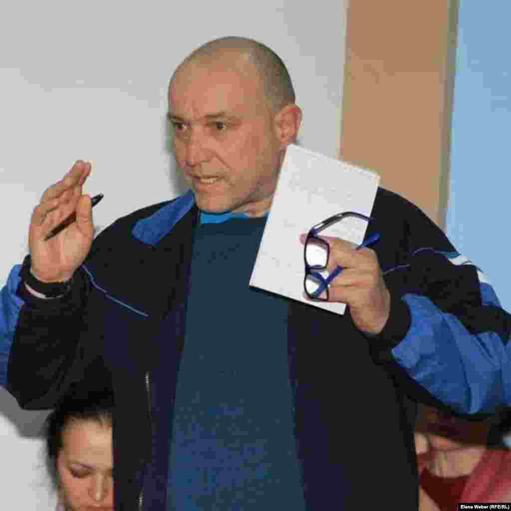 Журналист и экоактивист Олег Гусев из Темиртау говорит Азаттыку, что город, который считается трудовой родиной экс-президента Нурсултана Назарбаева (он подал в отставку, но сохранил в руках широкие полномочия) – именно здесь начинал карьеру бывший глава государства, – находится на грани экологической катастрофы. Из-за загрязнений в Темиртау горожане страдают от болезней органов дыхания. - Моему восьмилетнему внуку пять лет назад диагностировали астму. Такой же диагноз еще у пяти малышей, живущих в одном «кубике» из четырех домов. Терпеть этот экогеноцид и ставшее уже привычным бездействие властей еще несколько лет никто не будет. Мы всего лишь требуем, чтобы правительство занялось своим прямым делом: обеспечением прав своих граждан. Правительству гораздо дешевле заставить Миттала провести модернизацию комбината, чем разгребать возможные ужасные последствия.