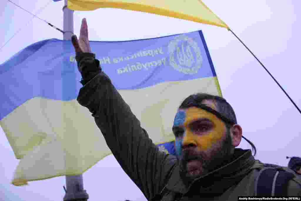 У Києві громадські активісти традиційно з’єднали береги Дніпра ланцюгом з нагоди Дня злуки УНР та ЗУНР. У щорічній акції на мості Патона взяли участь близько 300 людей. 22 січня 2013 року.