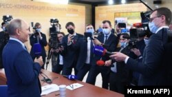 Новинари и рускиот претседател Владимир Путин. Илустрација.