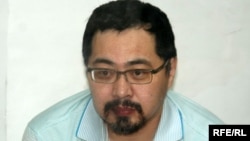 Ермек Нарымбаев, оппозиционный активист, на скамье подсудимых. Алматы, 21 июня 2010 года.