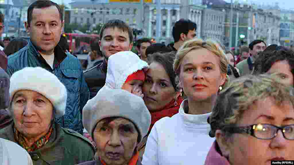 Камал театры каршында яңа сезон ачу тантанасы 