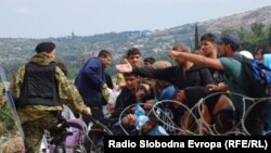 Mijëra migrantë hyjnë në Maqedoni
