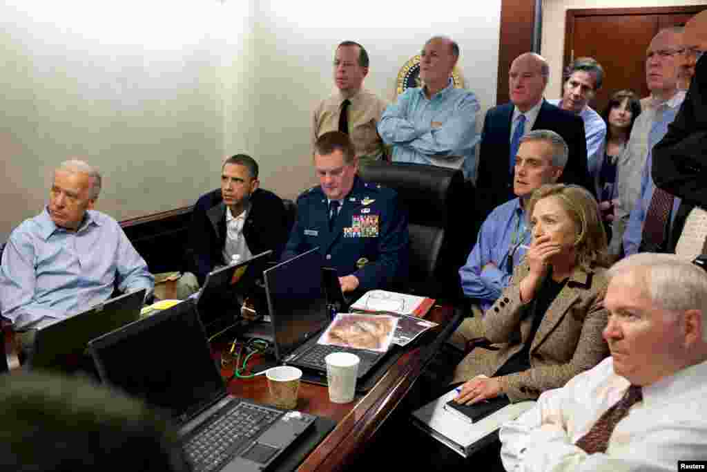 Președintele și Consiliul său de securitate primind ultimele informații, la Casa Albă, în timpul operațiunii forțelor speciale americane de capturare a teroristului Osama bin Laden, la Abbottabad, în Pakistan. Liderul Al-Qaeda și alți patru teroriști au fost uciși în timpul operațiunii. 