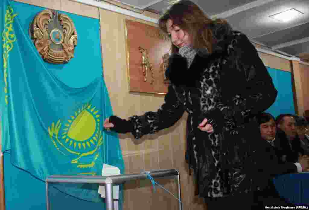Голосование на избирательном участке № 263 в Алматы.