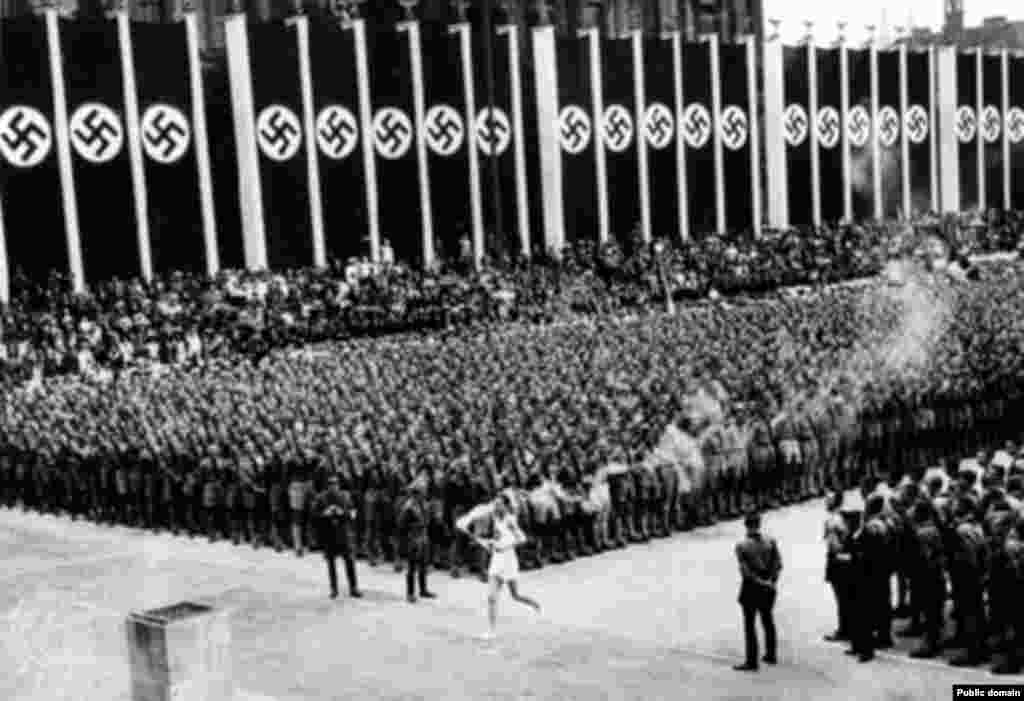 В современном виде эстафета олимпийского огня была опробована в 1936. Она должна была символизировать претензии Германии на мировое господство