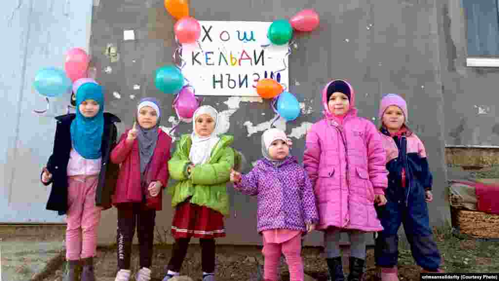 На фото – доньки заарештованих Теймура Абдуллаєва, Ремзі Бекірова, Руслана Сулейманова і Владлена Абдулкадирова