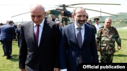 Nagorno-Karabakh - Armenian Prime Minister Nikol Pashinian (R) is greeted by Karabakh President Bako Sahakian on his arrival in Stepanakert, 16 June 2018.