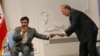 Prezident M.Ahmedinejad ozalky daşary işler ministri M.Mottaki bilen gürleşýär. 19-njy maý, 2010.