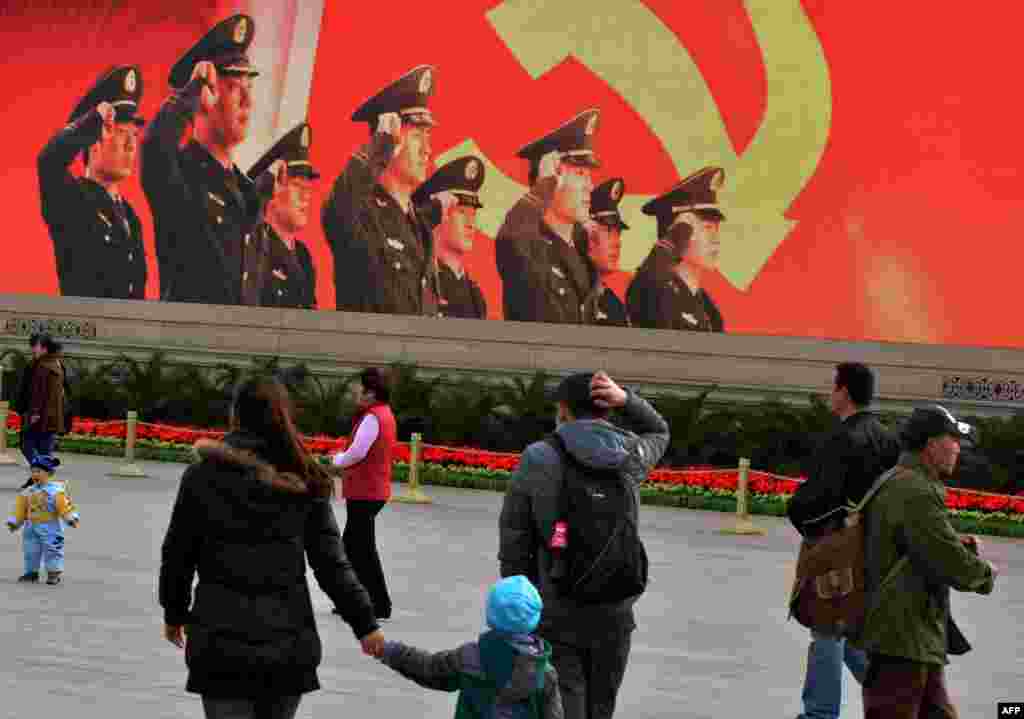 Агитация на площади Тяньаньмэнь накануне съезда компартии Китая осенью 2012 года, на котором новым Генеральным секретарем ЦК КПК был избран Си Цзиньпин, ставший в марте 2013-го новым председателем КНР