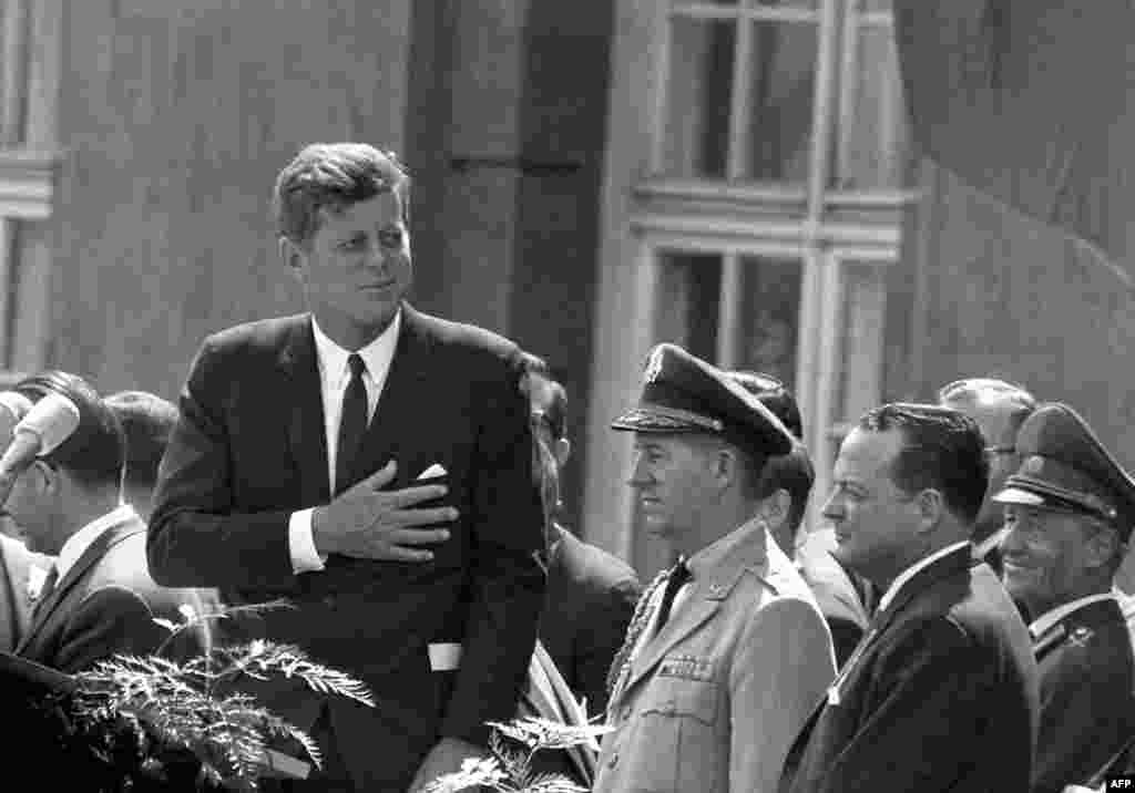 Прэзыдэнт Кэнэдзі выступае ў Берліне 26 чэрвеня 1963 года. Гэтую прамову назавуць гістарычнай, а яго фраза "Ich bin ein Berliner", сказаная ў знак спачуваньня людзям, якія жывуць у падзеленым горадзе, стане крылатай.