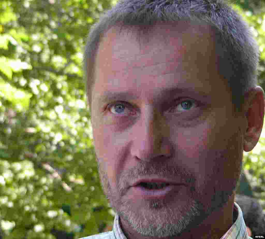 Сергей Дуванов, независимый журналист. - Сергей Дуванов, независимый журналист, участвует в акции протеста в защиту СМИ. Алматы, 24 июня 2009 года.