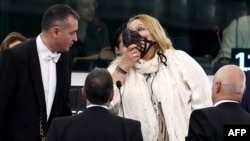 Europarlamentara SOS România, Diana Șoșoacă, poartă o botniță în fața încercărilor oamenilor de ordine din Parlamentul European de a-i opri discursul foarte zgomotos și ne-la-locul lui în procedurile ședinței. Strasbourg, Franța, 18 iulie 2024.