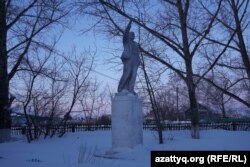 Памятник Владимиру Ленину в селе Айдабол Акмолинской области. 26 февраля 2021 года.