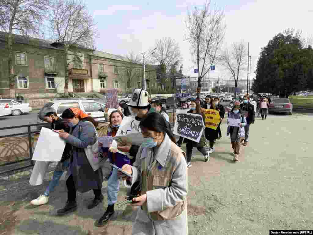 Оштогу маршта кыздар өзбекче плакаттарды да көтөрүп чыгышкан. 